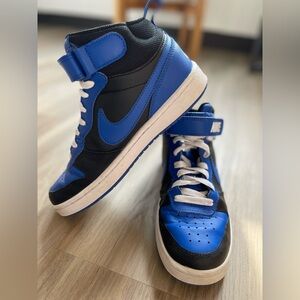 Nike Court Borough Mid 2
Blue & Black